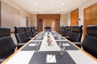 Wingate by Wyndham Calgary Southにあるビジネスエリアまたは会議室