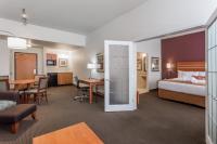 Wingate by Wyndham Calgary Southにあるベッド
