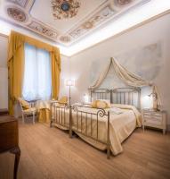 Un dormitorio con dos camas y un techo. en Novella House, en Florencia