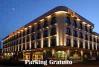Un gran edificio blanco con luces. en Sercotel Guadiana, en Ciudad Real