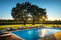 Bazén v ubytovaní Meneghetti Wine Hotel and Winery - Relais & Chateaux alebo v jeho blízkosti