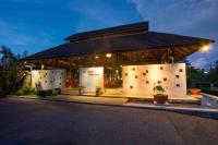 Un edificio con techo negro y una noche en Palm Galleria Resort, en Khao Lak