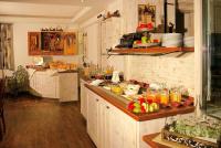 uma cozinha com muita comida no balcão em Schwarzwaldhotel Klumpp em Baiersbronn