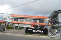 un edificio con un cartel delante en Hotel Sindha, en Ruteng