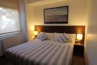 A bed or beds in a room at Pensión Grosen
