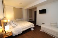 A bed or beds in a room at Pensión Grosen