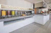 uma cozinha com um balcão com bebidas em Wyndham Garden Playa del Carmen em Playa del Carmen