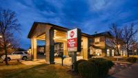 レドモンドにあるBest Western Plus Rama Innの建物前の駐車標識なし