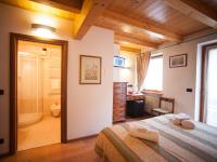 Łóżko lub łóżka w pokoju w obiekcie Hotel Stella Alpina