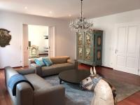 Sala de estar con sofá y estatua de caballo en My Wonderland, en Salzburgo
