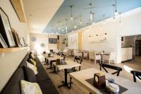 Un restaurante con mesas y sillas en una sala. en Tezh Ler Resort, en Shahumyan