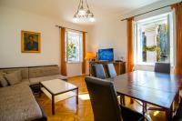 Televízia a/alebo spoločenská miestnosť v ubytovaní Villa Martinis