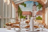 Jídlo v hotelu nebo okolí