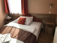 Posteľ alebo postele v izbe v ubytovaní Abszolút Hotel és Panzió
