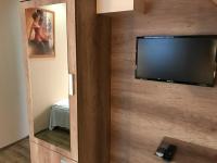 Televízia a/alebo spoločenská miestnosť v ubytovaní Abszolút Hotel és Panzió