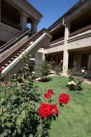 Un grupo de rosas rojas frente a un edificio. en Premier Inns Thousand Oaks, en Thousand Oaks
