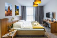 Un dormitorio con una cama y un escritorio con una computadora. en Hotel Garden, en Siedlce