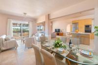 Kuchyň nebo kuchyňský kout v ubytování MarySol Luxury Villa