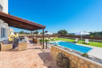 Bazén v ubytování MarySol Luxury Villa nebo v jeho okolí