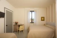 A bed or beds in a room at Hotel Gemma Del Mare