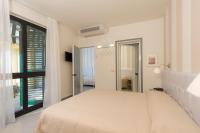 A bed or beds in a room at Hotel Gemma Del Mare