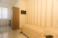 A television and/or entertainment centre at Hotel Gemma Del Mare