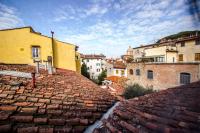 un grupo de edificios sobre tejados en Hostel Santa Monaca, en Florencia