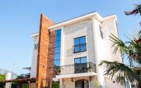 Un gran edificio blanco con balcón. en Hotel Helada, en Tivat