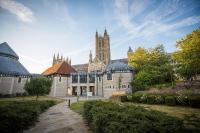 ein großes Gebäude mit einem großen Turm und einer Kirche in der Unterkunft Canterbury Cathedral Lodge in Canterbury