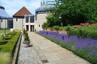 Ein Garten an der Unterkunft Canterbury Cathedral Lodge
