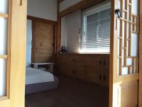 ein Schlafzimmer mit einem Bett und einem Fenster in der Unterkunft Yettle Hanok Stay in Gyeongju