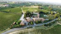 una vista aérea de una casa en medio de una carretera en Villa Nottola, en Montepulciano