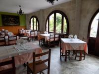Reštaurácia alebo iné gastronomické zariadenie v ubytovaní Posada La Ceña