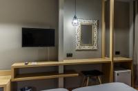 Televízia a/alebo spoločenská miestnosť v ubytovaní Agamemnon Hotel