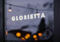 een bord met de tekst Gloria op een raam met lampjes bij Anvil Hotel in Jackson