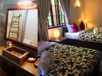 Habitación con 2 camas y habitación con espejo. en Uncle Sam Villa, en Siem Reap