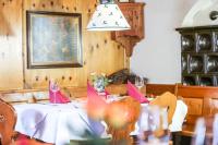 A seating area at Gasthof Simmerlwirt