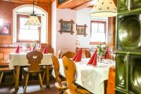 A restaurant or other place to eat at Gasthof Simmerlwirt