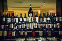 卡塔马卡Amérian Catamarca的桌子上摆着一大堆葡萄酒瓶。