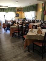 Reštaurácia alebo iné gastronomické zariadenie v ubytovaní Hotel Garcas