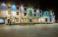 un grupo de edificios en una ciudad por la noche en The George Inn, en Selby