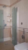 A bathroom at Daphnae House