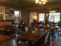 Plas Yn Dre في بالا: غرفة طعام مع طاولات وكراسي خشبية