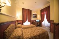 Televízia a/alebo spoločenská miestnosť v ubytovaní Hotel Donatello