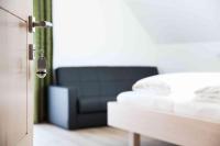 A bed or beds in a room at Weingut-Gästezimmer UHL