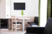 A television and/or entertainment centre at Weingut-Gästezimmer UHL