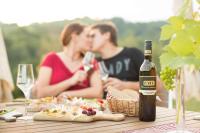 Weingut-Gästezimmer UHL italokat is kínál
