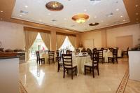 アラーにあるHala Inn Hotelのレストラン内のテーブルと椅子のあるダイニングルーム