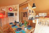 Kuchyňa alebo kuchynka v ubytovaní Glamping and Mobile Homes Lavanda - Holiday Centre Bi VIllage