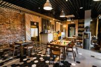 Un restaurante con mesas y sillas en una sala. en Portobello, en Ustka